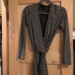 The limited: Geometric white and black wrap dress